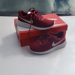 Nike Tanjun red sneakers : 6Y